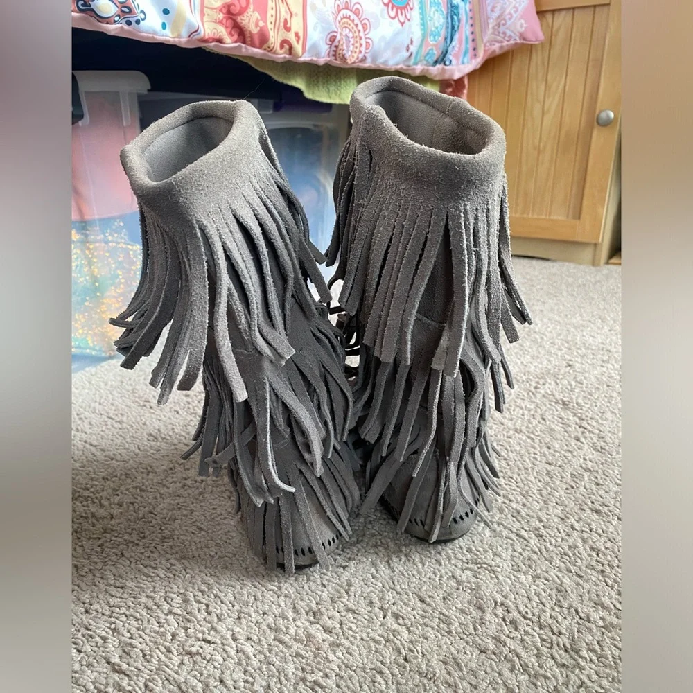 Grey Minnetonka 3 layer fringe boots - Picture 3 of 11